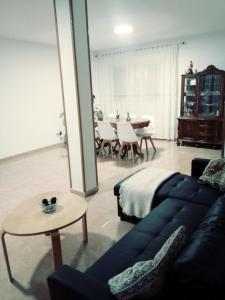 Olías del ReyAlondra的客厅配有沙发和桌子