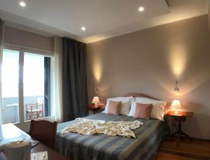 阿梅利亚洛坎达戴拉杰洛酒店的一间卧室配有一张床铺,床上有毯子