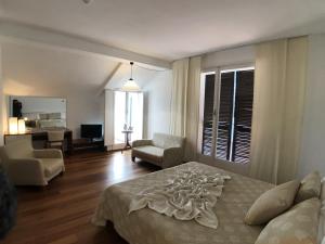 阿梅利亚洛坎达戴拉杰洛酒店的一间卧室设有一张床和一间客厅。
