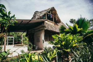 OmetepeFinca La Magia的茅草屋顶的小房子
