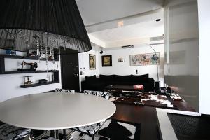 雅典全景顶层公寓的客厅配有白色桌子和沙发