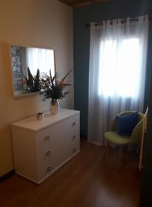 MaiaMar de Prata的客房设有带镜子的梳妆台和窗户。