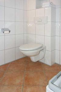 贝塞尔Nordseegartenpark Nordseestolz的浴室配有白色卫生间和盥洗盆。