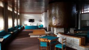 罗卡拉索Villa Aremogna的一间设有蓝色桌椅和壁炉的餐厅