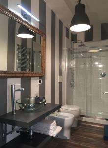 博洛尼亚charming new loft的一间带水槽、卫生间和镜子的浴室