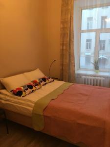 圣彼得堡克拉斯基MK酒店的一张位于带窗户的房间的床