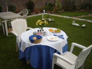 布琼布拉VAYA APARTMENTS Kiriri with Panoramic View的一张蓝色和白色的桌子,上面有食物和饮料