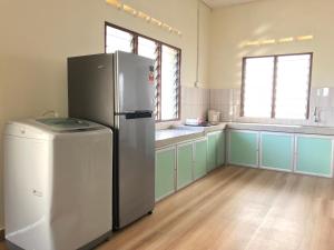 丰盛港辛斯波特度假屋的一间带冰箱和水槽的大厨房