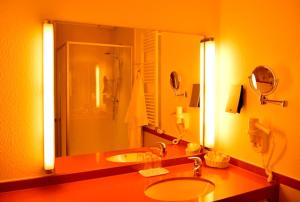 施托尔贝格维赫特乡村酒店的一间带水槽和大镜子的浴室