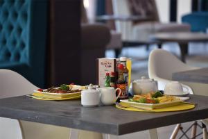 德班乌姆兰加盖特威皇家酒店的一张桌子,上面放着两盘食物