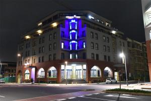 德班乌姆兰加盖特威皇家酒店的一座晚上有蓝色灯光的建筑