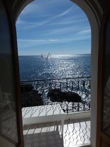 贾迪尼-纳克索斯奥菲斯酒店的阳台享有海景,设有帆船