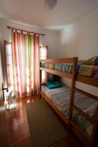 塔维拉Casa Barrela I的一间卧室设有两张双层床和一扇窗户。