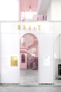 首尔Orbit - For foreigners only的通往粉红色建筑的门,上面有读回来的标牌