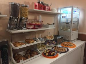 米兰波甘特2酒店的厨房柜台提供各种糕点和其他食品