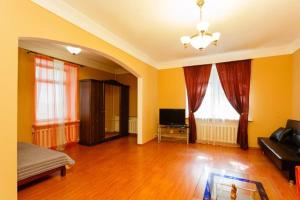 莫斯科布鲁斯尼卡贝罗卢斯卡耶商务公寓的带沙发和2扇窗户的客厅