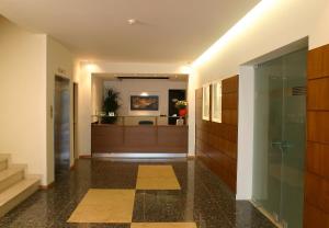 雅典阿利莫斯蓝海酒店的大楼内带四柱门的走廊
