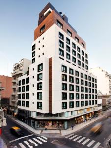 布宜诺斯艾利斯布宜诺斯普利策酒店的一条城市街道上高大的白色建筑