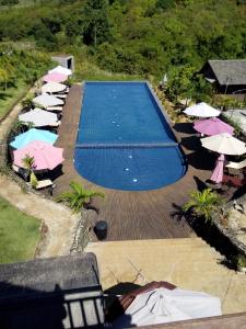 邦隆Molyka Lodge的享有带遮阳伞的游泳池的顶部景致