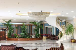 塔什干乌兹别克斯坦酒店的大堂设有楼梯和吊灯