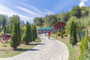 莫伊科瓦茨盖克卡酒店及度假村的沿着树木林立的公园的小路走的人