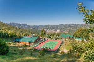 莫伊科瓦茨盖克卡酒店及度假村的球场上的网球场空中景观