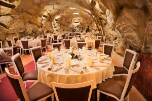 拉瓜迪亚埃古伦乌加特酒店的一间位于洞穴内的带桌椅的用餐室