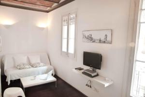 巴塞罗那Barceloneta Suites Apartments Beach的白色的客房配有床和电视