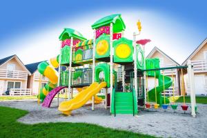 Holiday Park & Resort Grzybowo的儿童游玩区