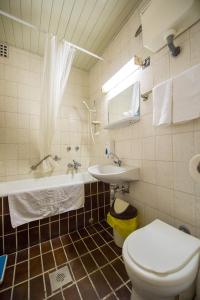 索尔诺克蒂萨河温泉酒店的浴室配有卫生间、盥洗盆和浴缸。