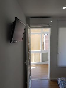 萨洛蒙桑特旅馆的通向带窗户和电视的房间的敞开的门