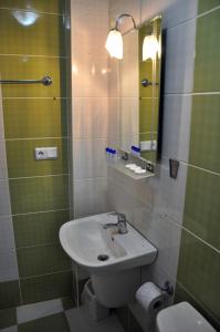 埃尔祖鲁姆赫基莫格鲁酒店的一间带水槽和镜子的浴室