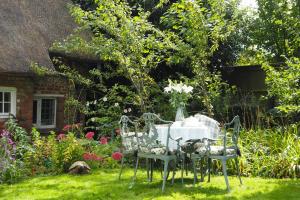 奇切斯特Nightingale Cottage Bed and Breakfast的房子的院子内的桌椅
