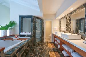 维约堡Serenity at Coconut Bay - All Inclusive的一间带三个水槽和大镜子的浴室