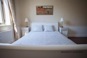 索非亚Presidency House Self Check-in Apartments的卧室内的一张带两个枕头的白色床