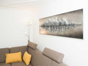 万丹斯Ferienwohnung - Bergblick - Vandans的客厅配有沙发和墙上的照片