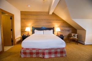 斯托特拉普家庭旅馆的一间卧室配有一张大床和两盏灯。