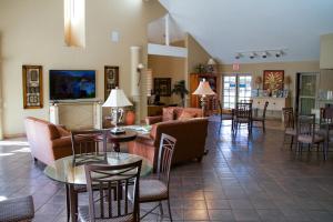 棕榈泉绿洲度假酒店的一个带桌椅的大堂和一间客厅