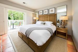索诺玛埃多拉多酒店的一间卧室设有一张床和一个大窗户