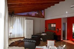 Gualeguaychú彼德拉斯德尔科斯塔山林小屋的带沙发和红色墙壁的客厅