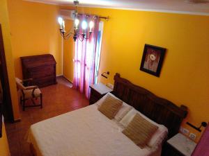 拉斯内格拉斯Bonito apartamento的一间卧室设有一张床和黄色的墙壁