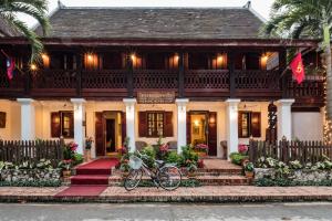 琅勃拉邦湄公河景观酒店的一辆自行车停在房子前面