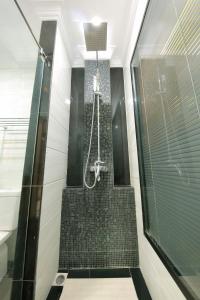 曼德勒特宏酒店的带淋浴的浴室和玻璃门