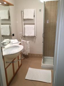 加尔多内-里维耶拉apartment Zagara - Gardone Riviera center的一间带水槽和淋浴的浴室