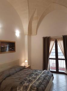 利扎诺ALIMAR B&B的一间卧室设有一张大床和一个窗户。