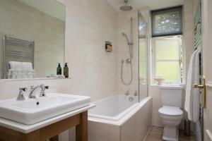 罗斯维特Hazel Bank Country House Borrowdale Valley的一间带水槽、卫生间和淋浴的浴室