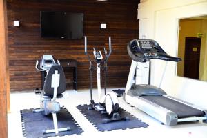 马卡帕多福酒店的健身房设有两台跑步机和电视