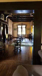 拉库布蕾别墅艺术精品酒店的一间大房间,房间内设有桌椅