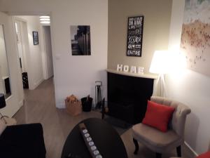 迪耶普Appartement Quai Ouest的客厅配有椅子和壁炉