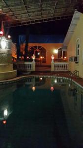 马泰兰The Wayside Inn的夜间游泳池,水中灯火通明